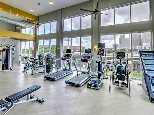 foto van loopbanden in een fitnesscentrum