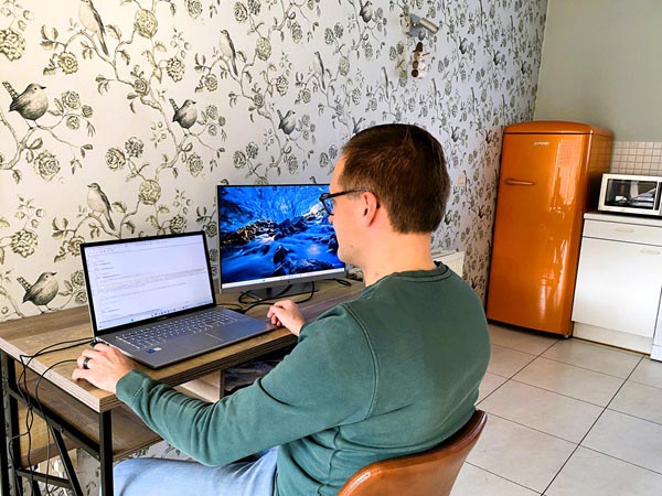 Een foto van een introvert informatie opzoekt op internet via zijn laptop