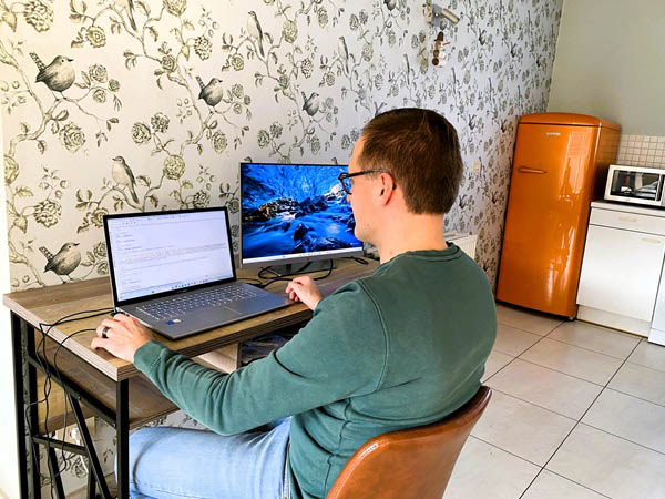 Een foto van een introvert tijdens het thuiswerk