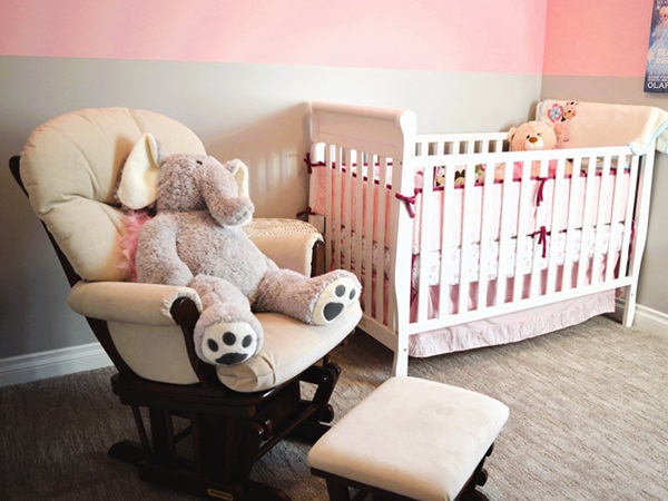 Een foto van een babykamer voor een meisje